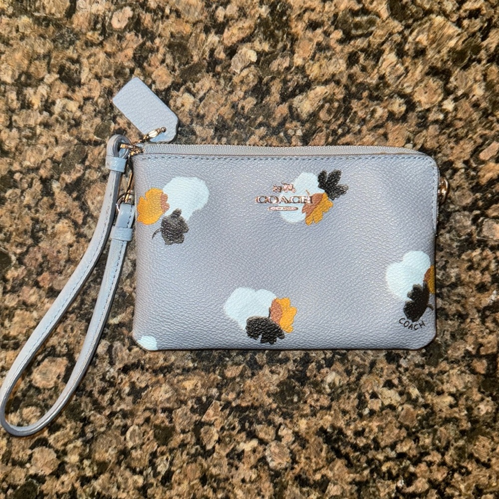 LIGHT BLUE FLORAL COACH WRISTLET